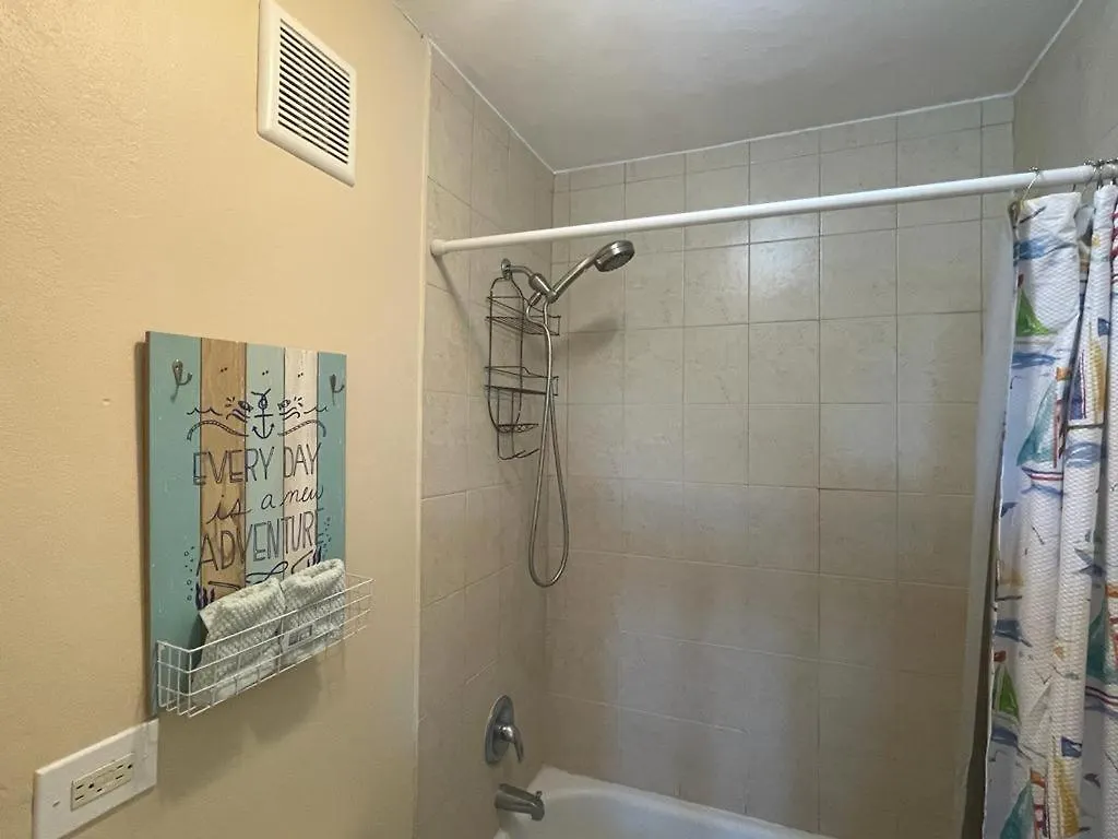 3 Bedroom 2 Bathroom @ Aquatika ロイサ